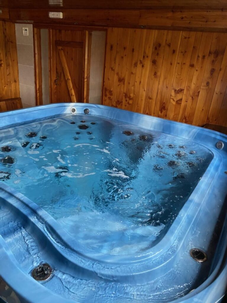 Spa jacuzzi avec piscine intérieure