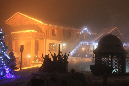 Spa dans la neige en hiver