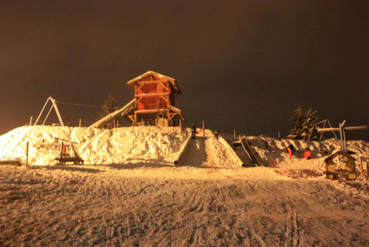 Piste de luge éclairée en hiver
