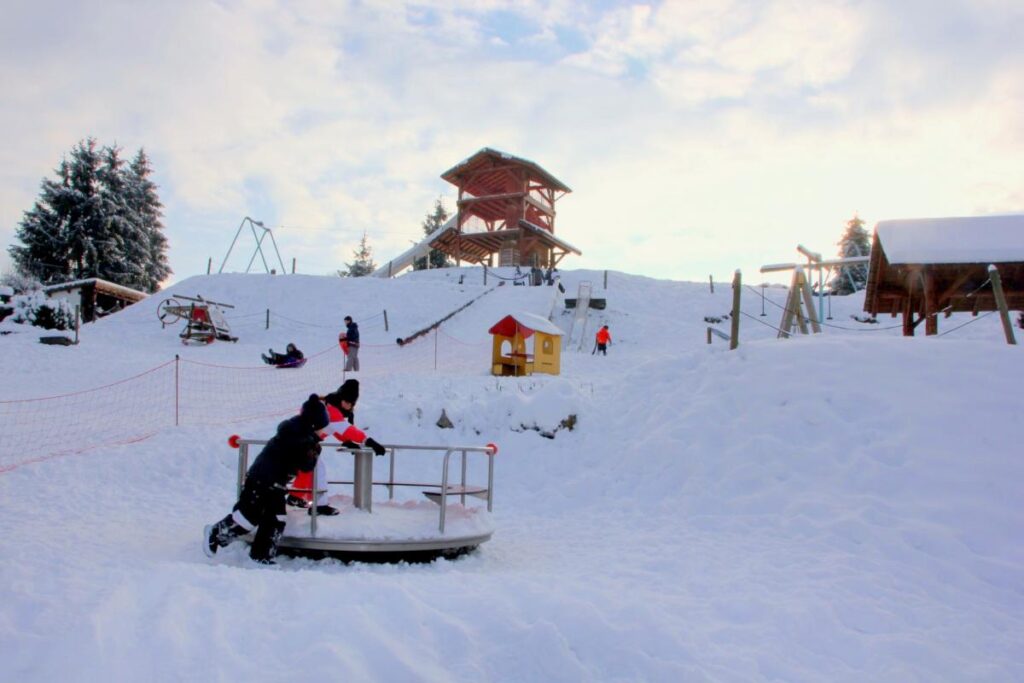 Parc de jeux en hiver dans la neige