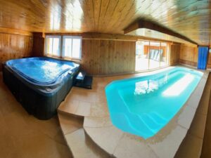 Spa jacuzzi avec piscine intérieure